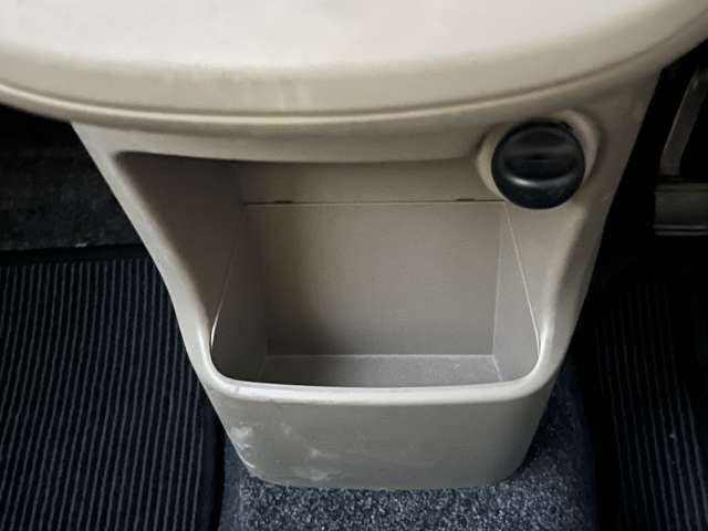 納車前には併設しております整備工場にて法定点検整備を行なってお渡ししております。