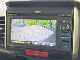 【バックカメラ】駐車時に後方がリアルタイム映像で確認できます。大型商業施設や立体駐車場での駐車時や、夜間のバック時に大活躍！運転スキルに関わらず、今や必須となった装備のひとつです！