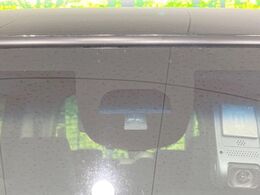 【ホンダセンシング】走行中に前方の車両等を認識し、衝突しそうな時は警報とブレーキで衝突回避と被害軽減をアシスト。より安全にドライブをお楽しみいただけます。