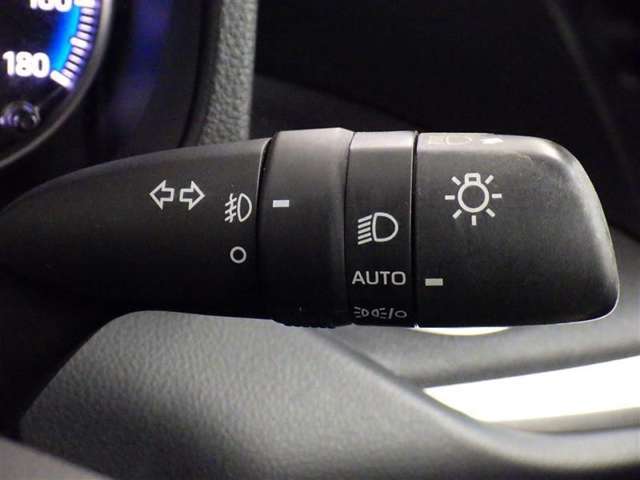 【オートライト】車外の明るさに応じて、自動的にライトの点灯・消灯をしてくれます。