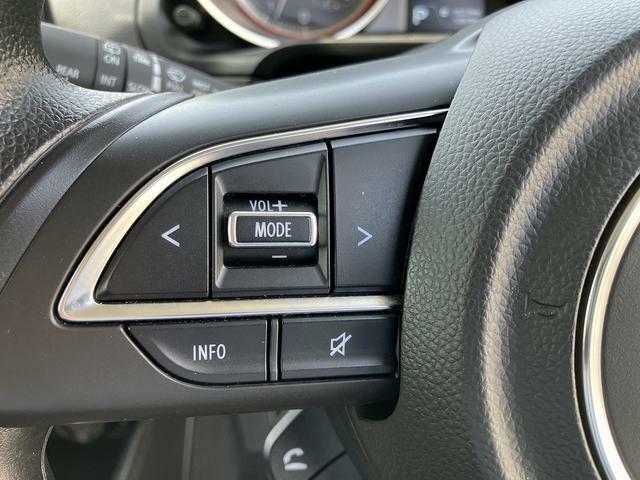 運転中に　オーディオやナビゲーション本体に手を伸ばすことなく　ボリュームやプリセットチャンネルをハンドルに取り付けられたスイッチで操作できる　ステアリングオーディオコントロールスイッチ付きです。