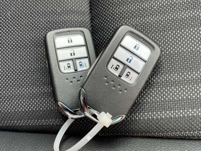 【スマートキー】ボタンを押すだけで、ドアの開閉とエンジン始動が可能です！セキュリティをつければ防犯などお車をしっかり守れます！