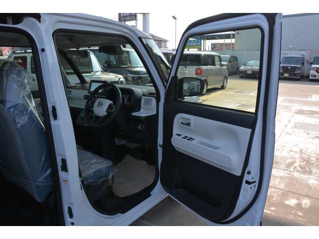 運転席の足元もゆったり＾＾快適です♪お問い合わせは079-280-1118、カーズカフェ　カーベル姫路東までお気軽にお電話ください＾＾