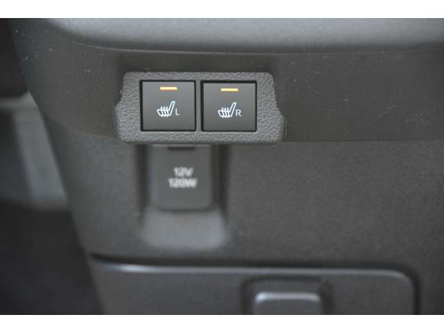 運転席・助手席には座面が温かくなるシートヒーター付き！