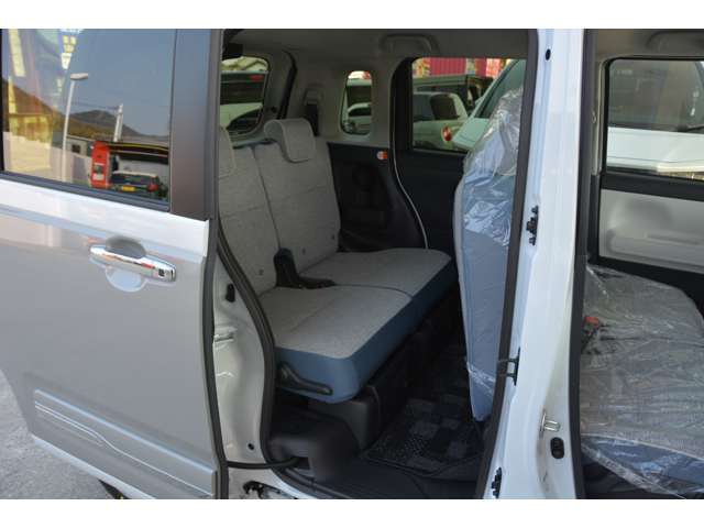 リアシートも足元ゆったりです！お問い合わせは079-280-1118、カーズカフェ　カーベル姫路東までお気軽にお電話ください＾＾