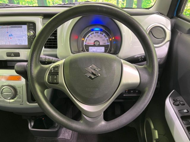 インテリアに合わせたデザインのステアリングは、運転される方のことも考え、運転しやすい形状、大きさです。是非一度、実際に触ってお確かめください。