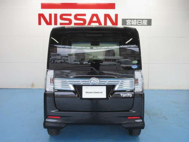 全ガラスには撥水コートを施工し、専用ワイパー装備！雨の日の運転でも見やすい視界で疲労も軽減されます。弊社工場長もオススメの施工です。