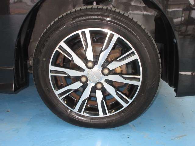 ホイールは見た目のデザインにとても優れ、足元をキリっと引き締めてくれます☆愛車をカッコ良くしてくれる大切なパーツの1つです！