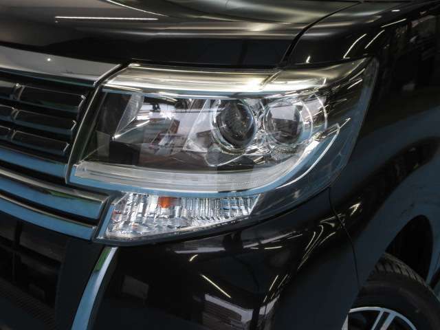 見た目の印象が大きく変わる部分のひとつがヘッドライトです。黄ばんでいると古く感じますね。こちらはきれいにお手入れ済みです！