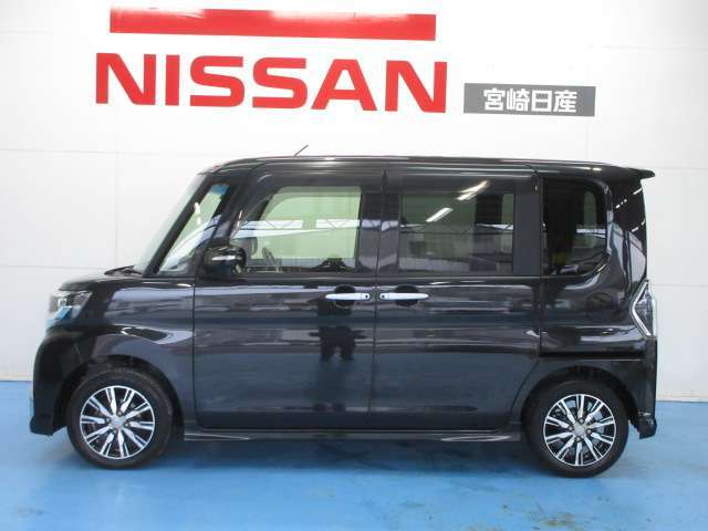 お渡し後のお手入れも弊社サービス工場にて、サービススタッフによるプロの洗車が受けれます（別途有料）寒い・暑いに関係なくショールムにてお待ち頂いている間にピカピカに洗車いたします！