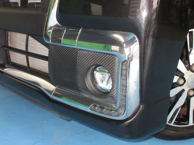 見た目の印象が大きく変わる部分のひとつがヘッドライトです。黄ばんでいると古く感じますね。こちらはきれいにお手入れ済みです！