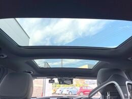 ●パノラミックスライディングルーフ：：大迫力のパノラマルーフは、後部座席にまで続いており、開放的な空間をお楽しみいただけます。