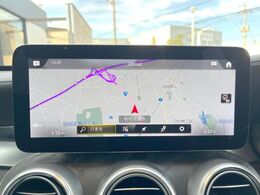 ●ベンツ純正ナビ:一体感のあるナビは、高級感ある車内を演出してくれます。Bluetooth再生などオーディオ機能も充実しておりますので、運転もより楽しめます♪