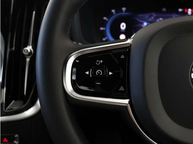 設定した速度を上限に、前方車両との車間距離を自動的に調整しながら加速、巡航、減速を交通の流れに合わせて自動で行う全車速追従機能付ACC（アダプティブ・クルーズ・コントロール）を標準装備しています。