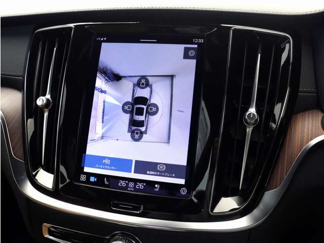 リアカメラによる後方の確認だけでなく、真上から見下ろすバードアイ映像を映し出す360度ビューカメラで、自車周辺の詳細な状況を確認できます。見通しが悪く狭い場所で車を取り回す際には心強い味方となります。