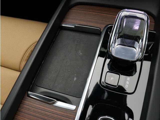 対応機種のスマートフォンを、トンネルコンソールの下のラバープレートに置いておくだけで充電可能。センターディスプレイの機能ビューを使用して、充電プレートのオンとオフを切り替えることができます。