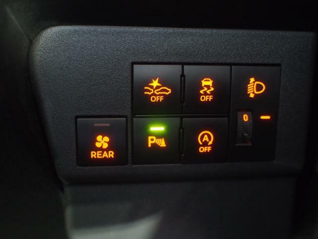 運転席右側のスイッチパネル。スマートアシストやVSC（横滑り抑制機能）、前後コーナーセンサー等の安全機能のスイッチが並んでいます。