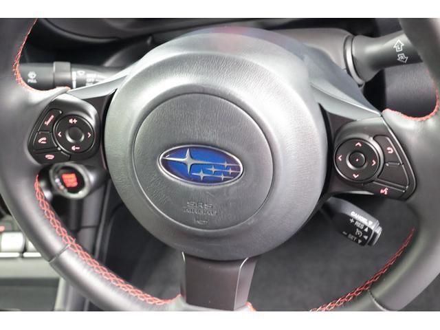 ステアリングリモコンを装備。運転中でもオーディオやナビゲーションの操作ができ、安全かつ便利な装備です。