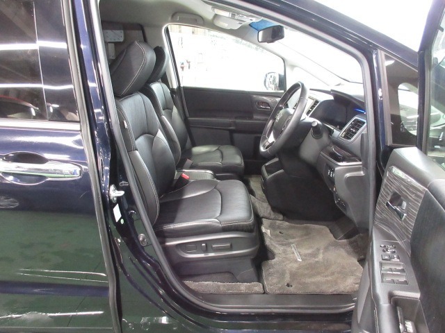 【ハーフレザー調の専用コンビシート】禁煙使用で内装キレイです！ぜひ実車に座ってみてください(^^♪