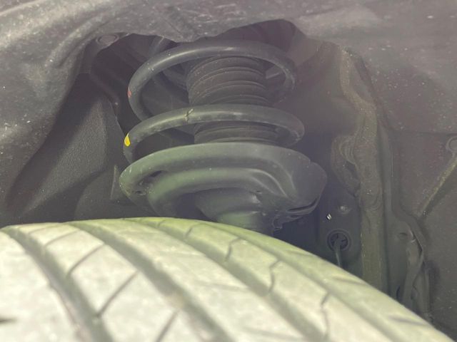 お車を安心してお乗りいただく為には、足回りの定期点検が欠かせません。サービスサポート（有償保証）では無料点検もご提供しており、安心のカーライフをお過ごしいただけるサポート体制が整っています。