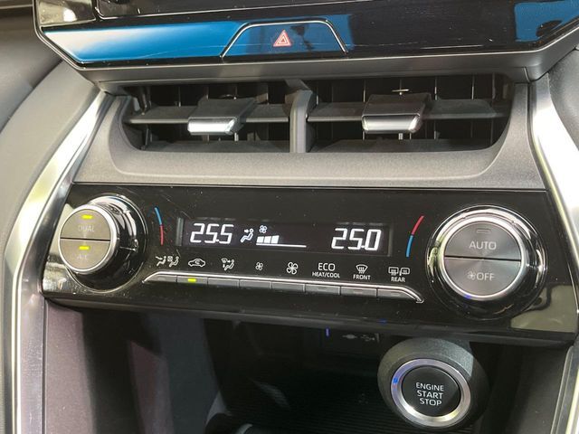 【左右独立型フルオートエアコン】運転席と助手席でそれぞれお好みの温度に設定可能。同乗者にも配慮した、快適な空調をお届け致します。