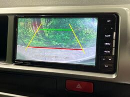 【バックカメラ】駐車時に後方がリアルタイム映像で確認できます。大型商業施設や立体駐車場での駐車時や、夜間のバック時に大活躍！運転スキルに関わらず、今や必須となった装備のひとつです！
