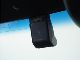◆ドライブレコーダー◆映像・音声などを記録する自動車用の装置です。　もしもの事故の際の記録はもちろん、旅行の際の思い出としてドライブの映像を楽しむことができます。