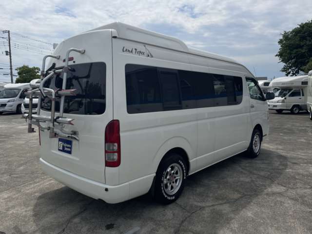 入庫時に在庫車輌の状態を把握することから始まります。内外装はもちろんのこと、車によって走行テストをはじめ機関、ナビ、オーディオ類、スイッチ類などの装備のチェックをおこないます。