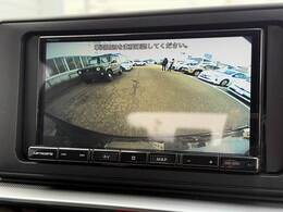 【カラーバックモニター】を装備しております。リアの映像がカラーで映し出されますので日々の駐車も安心安全です。