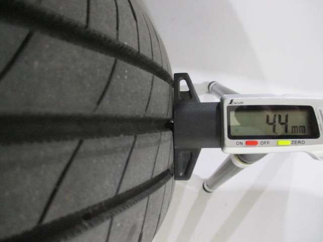夏タイヤの残り溝は4.4mmです。スリップラインからは3.4mmとなっております。