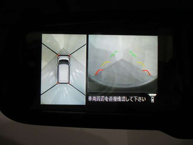 ルームミラーに安全確認に役立つ車両周囲が映る　アラウンドビューモニター装備。