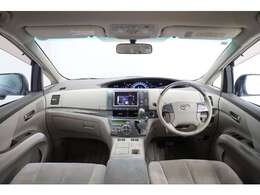 大変キレイな内装です。嫌いな臭いもありません。内装もベージュにこだわった仕様になっていて素晴らしいですね！ファミリー層に人気のミニバンですので使い勝手もよく車内もゆとりある広さです。