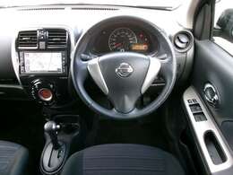 専用本革巻3本スポークステアリング。