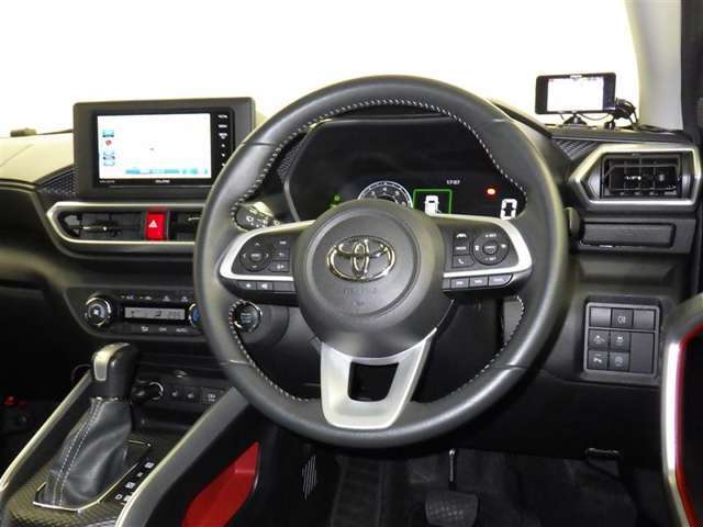 運転の際、常に目にする部分だけにシックで飽きのこないデザインが良いですね。