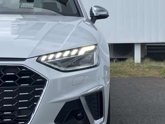 マトリクスLEDヘッドライト装備　複数のセンサーとカメラによって他車や歩行者を検出。ドライバーや歩行者の視界を妨げることが無いように、約1億通りの自動配光が可能です。