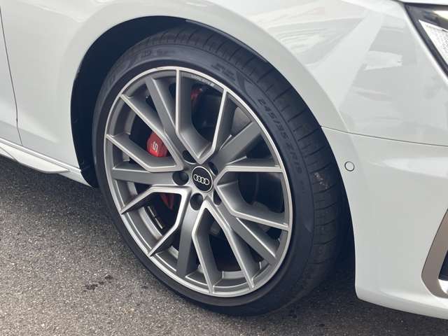 19インチ純正アルミホイール装備　全車両に標準装備の純正アルミホイールは、純正ならではのバランスの良いデザインと、走行安定性をお楽しみ頂けます。