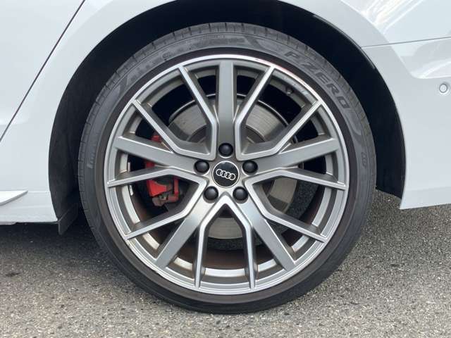 19インチ純正アルミホイール装備　全車両に標準装備の純正アルミホイールは、純正ならではのバランスの良いデザインと、走行安定性をお楽しみ頂けます。