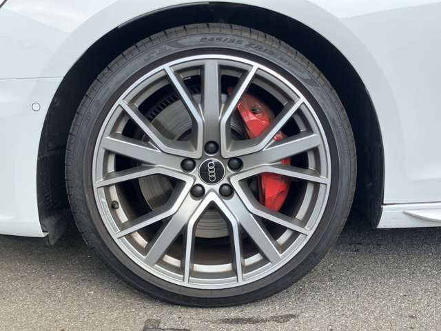 19インチ純正アルミホイール装備　全車両に標準装備の純正アルミホイールは、純正ならではのバランスの良いデザインと、走行安定性をお楽しみ頂けます。