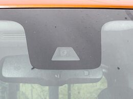 【三菱e-Assist】走行中に前方の車両等を認識し、衝突しそうな時は警報とブレーキで衝突回避と被害軽減をアシスト。より安全にドライブをお楽しみいただけます。