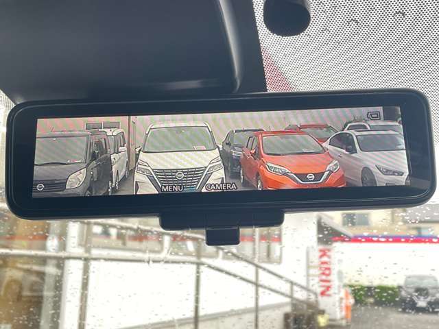 スマートルームミラー装備！車内の状況や天候や明るさに関わらず車両後方のカメラの映像をルームミラーに映し出します！