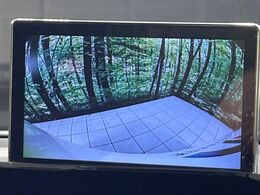 【バックカメラ】駐車時に後方がリアルタイム映像で確認できます。大型商業施設や立体駐車場での駐車時や、夜間のバック時に大活躍！運転スキルに関わらず、今や必須となった装備のひとつです！