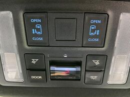 【両側パワースライドドア】スマートキーや運転席のスイッチで後席両側スライドドアの開閉が可能♪電動だから力を入れてドアを開ける必要が無く、小さなお子様でも簡単に開け閉めでき快適です♪