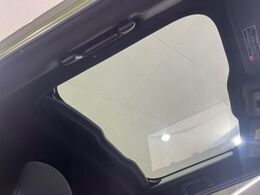 【ガラスルーフ】ガラスルーフ搭載で車内の解放感が一気にアップ！開放的なドライブをお楽しみいただけます。