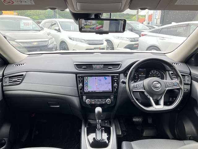 運転席はアイポイントが高く、非常に見晴らしの良いコックピットはロングドライブに最適です。