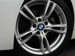 アルミはフィンタイプの純正18インチ装着しています、多少のガリ傷はありますが全体的にはコンディションの良い状態をキープしています、