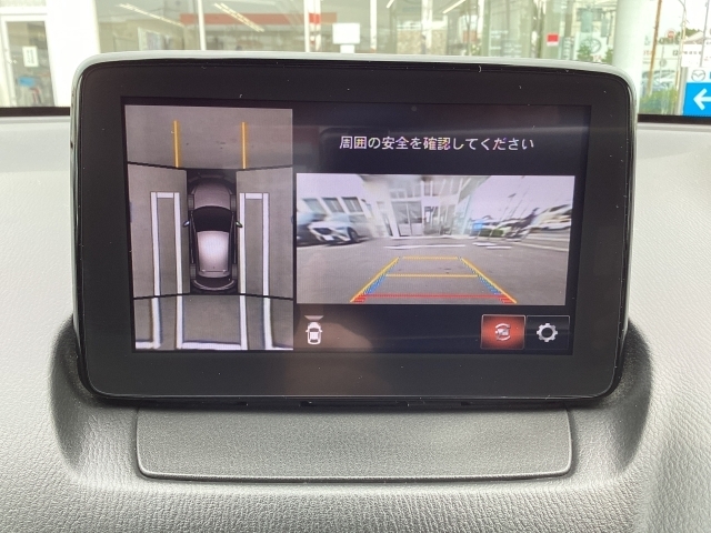 バックカメラ装備です。狭い場所での車庫入れや切り替えしの時など目で見て確認できるので便利ですね。