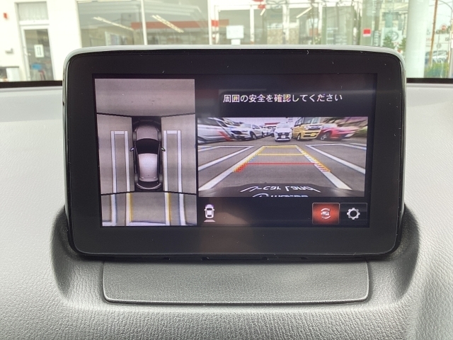 360°ビュー装備です。狭い場所での車庫入れや切り替えしの時など目で見て確認できるので便利ですね。