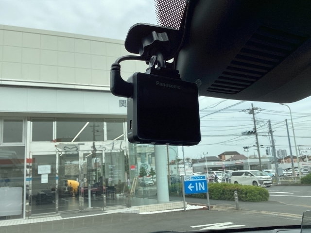 ドライブレコーダーはエンジンをかけると自動で映像を記録し、万が一の事故など状況確認に役立ちます。
