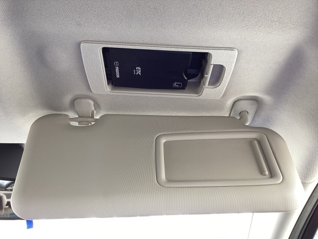 マツダ純正オプションのスマートインETC装備です。運転席のバイザーの内側にETCを収納しているのでいざというときにあわてず確認できます。料金所も小銭いらずでらくらくです。