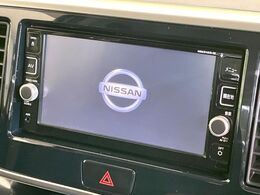 【純正ナビ】人気の純正ナビを装備しております。ナビの使いやすさはもちろん、オーディオ機能も充実！キャンプや旅行はもちろん、通勤や買い物など普段のドライブも楽しくなるはず♪